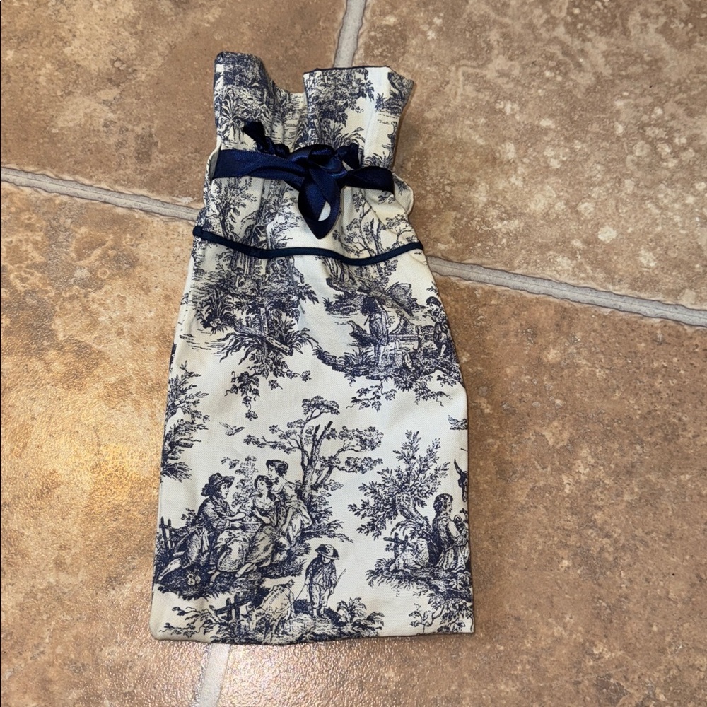 Elegant Toile Print Wine Bag with Navy Ribbon
